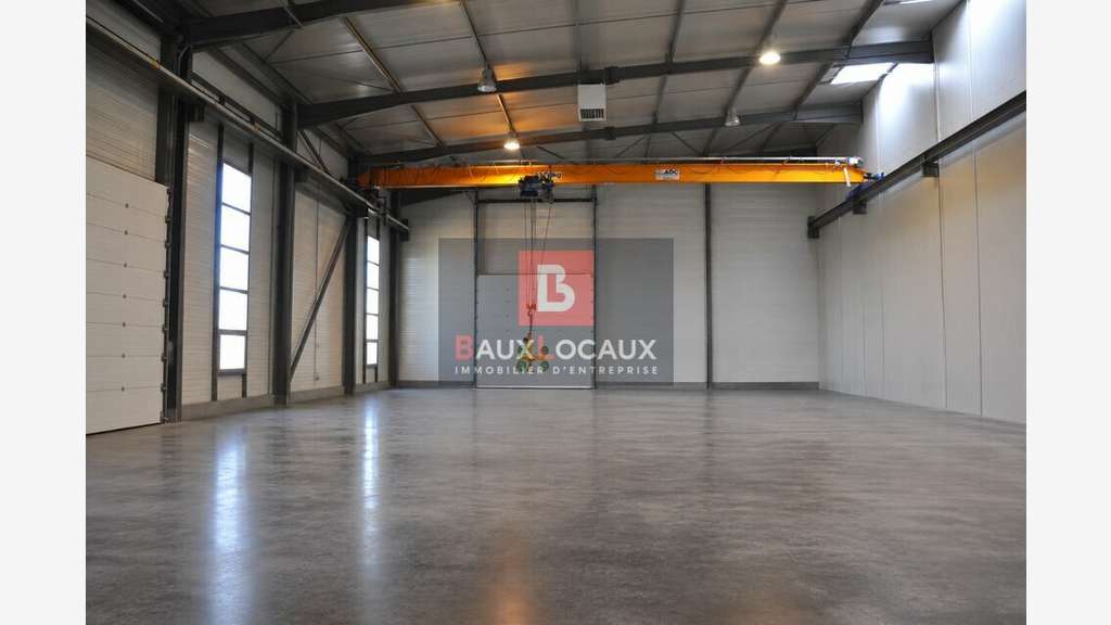 Local d'activité 1600m² à vendre à Carpentras