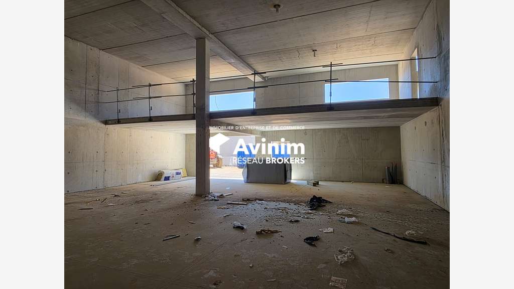 Local d'activité de 246.33 m² - 10 min Ouest M