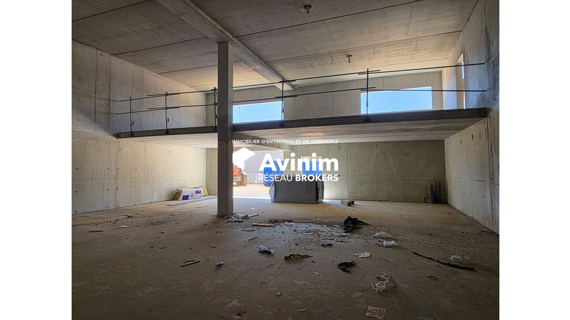 Local d'activité de 246.33 m² - 10 min Ouest M