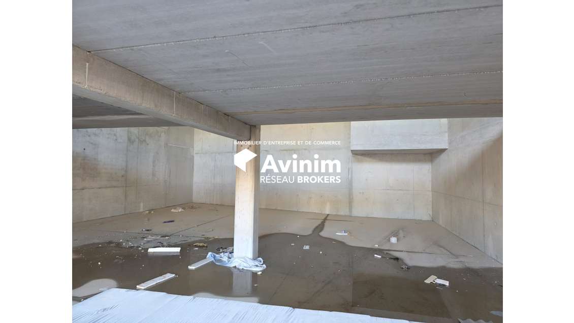 Local d'activité de 246.33 m² - 10 min Ouest M