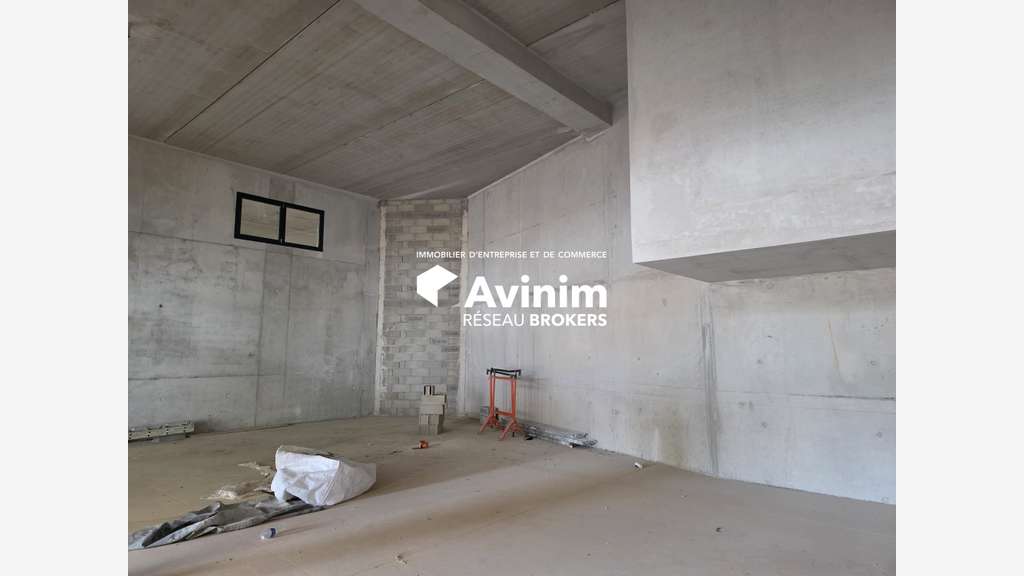 Local d'activité de 244.36 m² - 10 min Ouest M