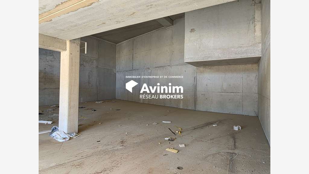 Local d'activité de 246.33 m² - 10 min Ouest M