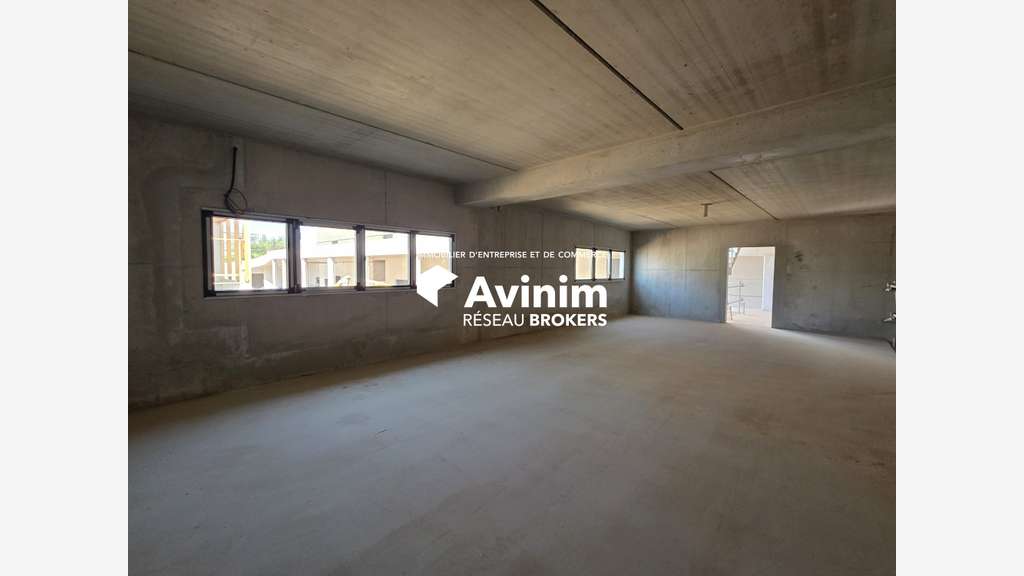 Local d'activité de 246.33 m² - 10 min Ouest M