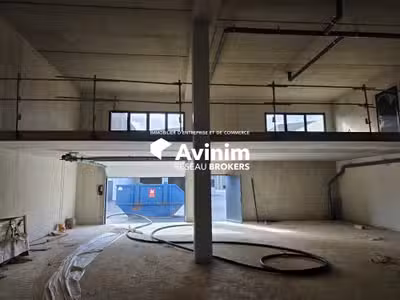 Local d'activité de 244.36 m² - 10 min Ouest M