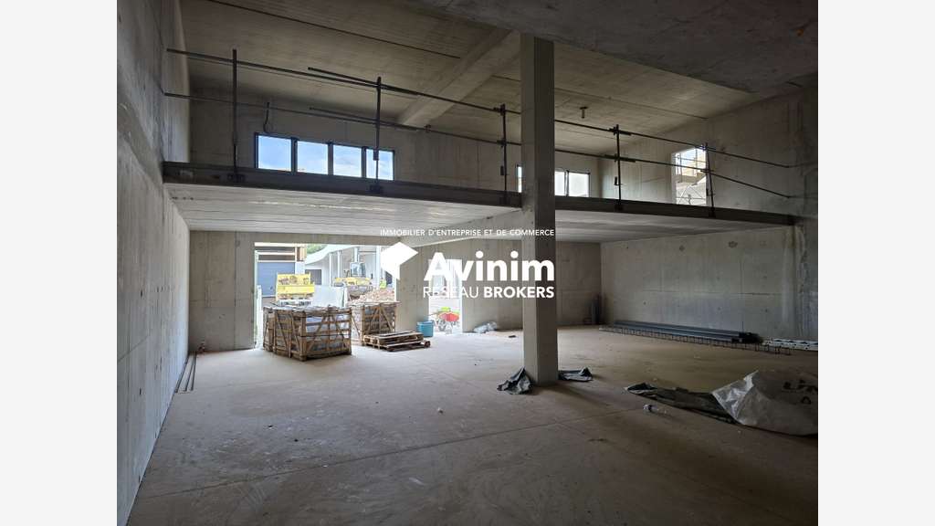 Local d'activité de 244.36 m² - 10 min Ouest M