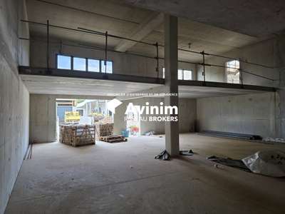 Local d'activité de 244.36 m² - 10 min Ouest M