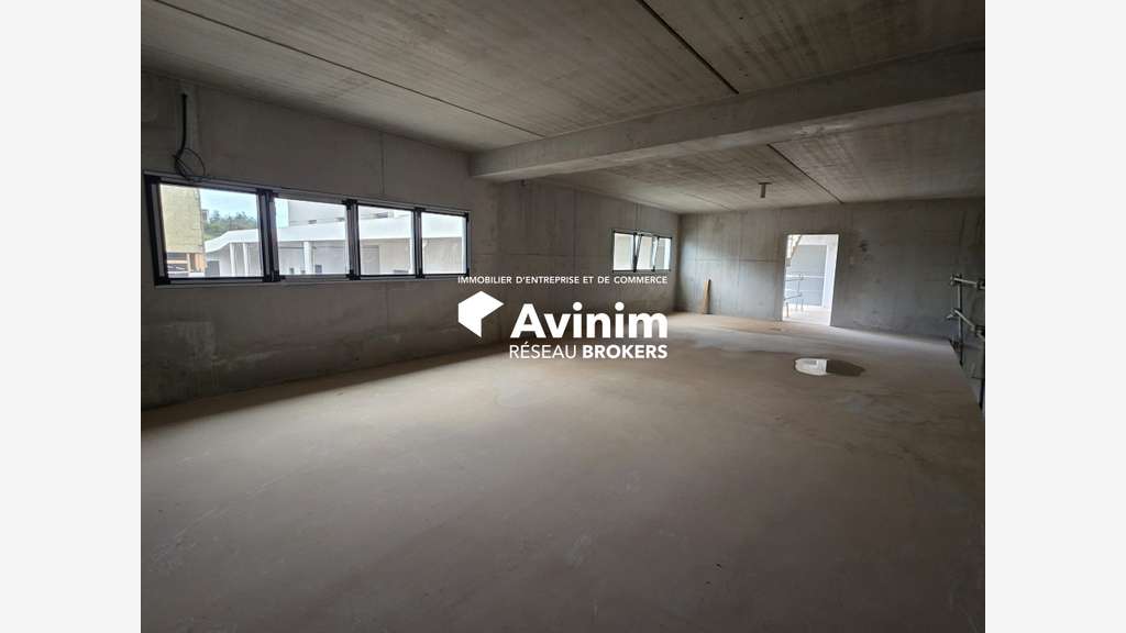 Local d'activité de 244.36 m² - 10 min Ouest M