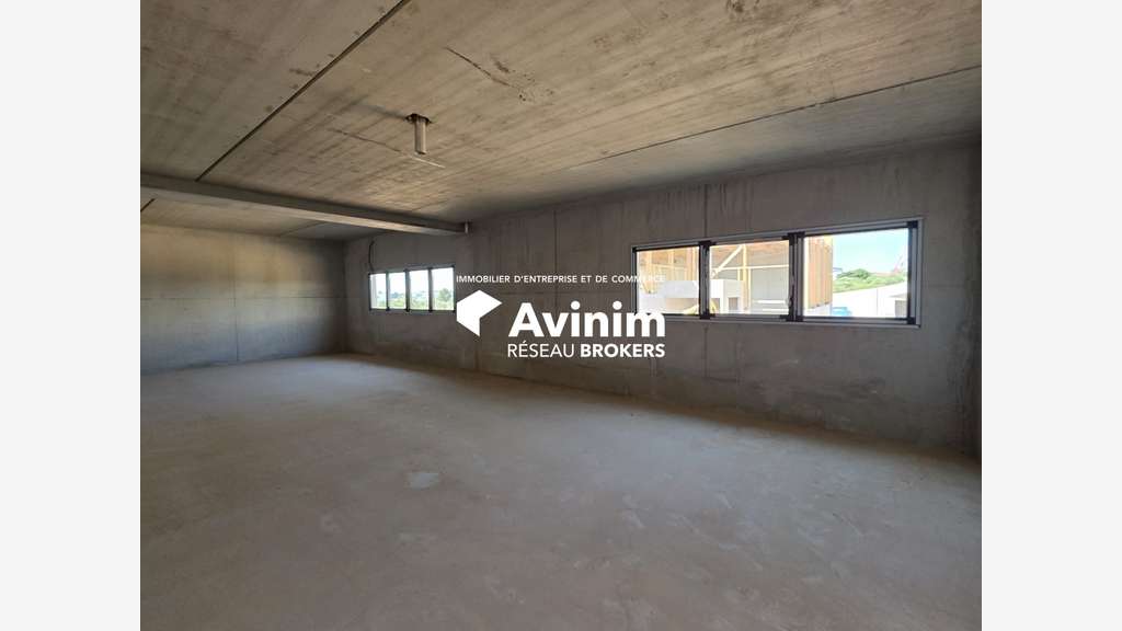 Local d'activité de 246.33 m² - 10 min Ouest M