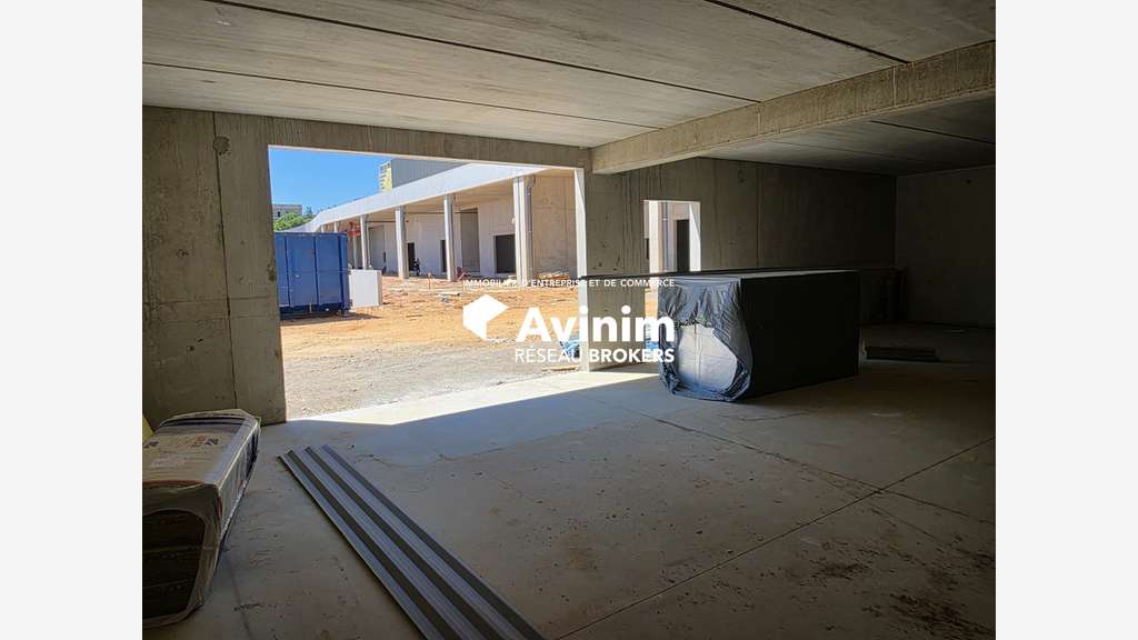 Local d'activité de 246.33 m² - 10 min Ouest M