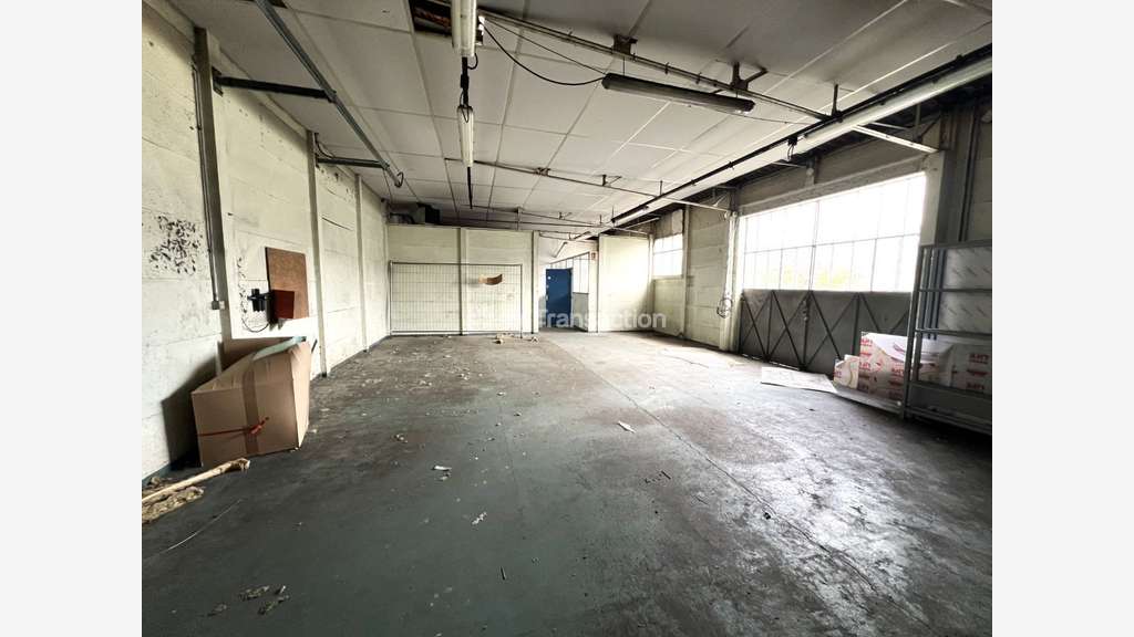 AV local d'activités 915m² sur 2320m² à Douains