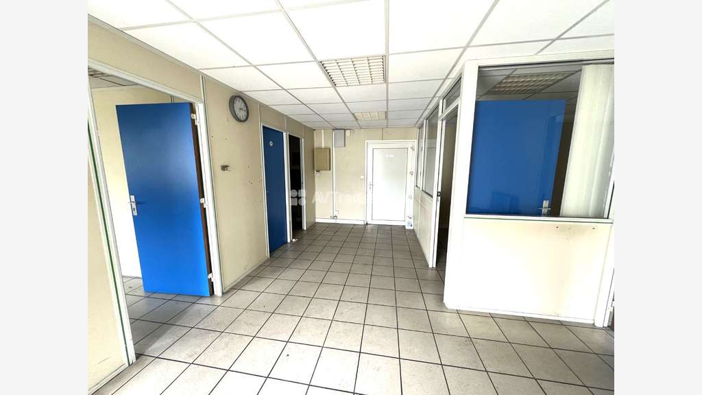 AV local d'activités 915m² sur 2320m² à Douains