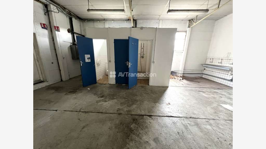 AV local d'activités 915m² sur 2320m² à Douains