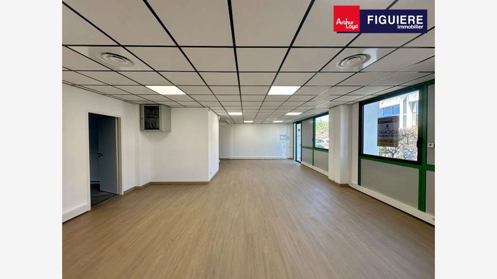 Local mixte 264m² pôle d'activité d'Aix D9 / A31