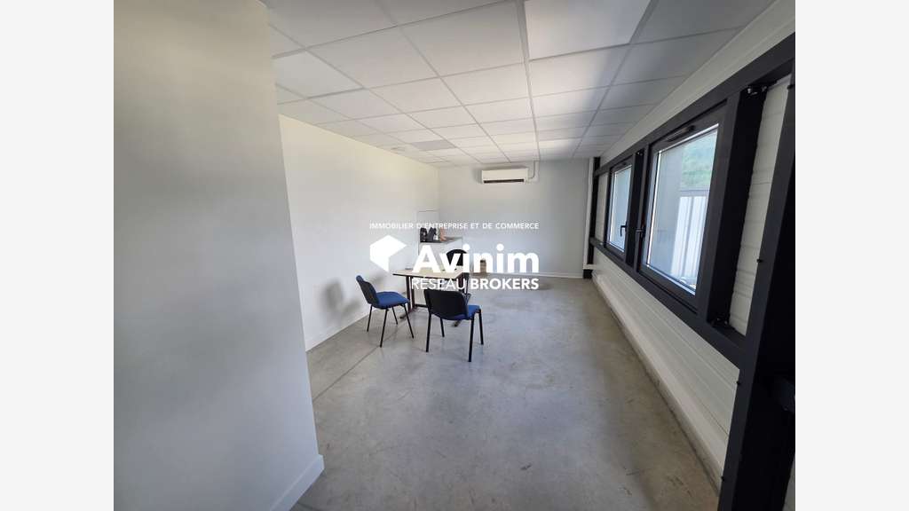 A vendre bâtiment industriel de 1146m² à Arbent