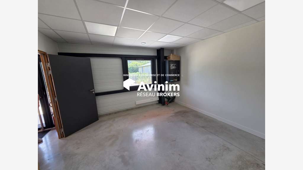 A vendre bâtiment industriel de 1146m² à Arbent