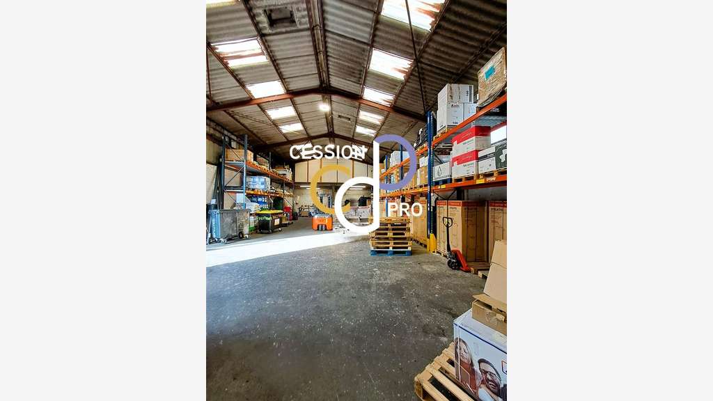 Vente entrepôt 686m² accès PL exceptionnel à Arles