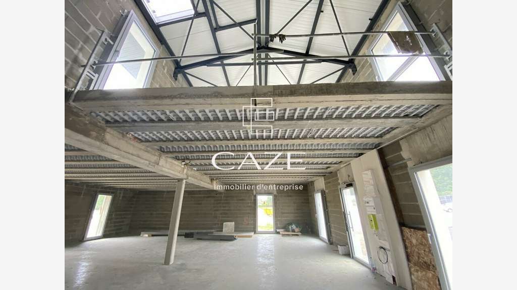 Local 234m² à vendre en R+1 Artigues proche N89