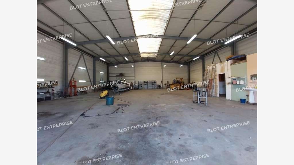 A vendre / à louer local d'activités 3502m² Arzal