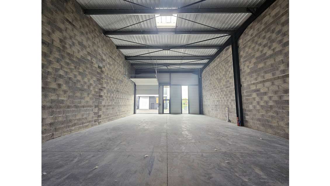 Local d'activité neuf avec stationnement
