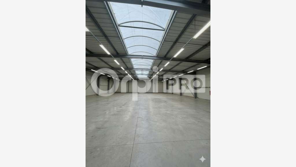 Bâtiment industriel de 880m² à vendre à Aytré