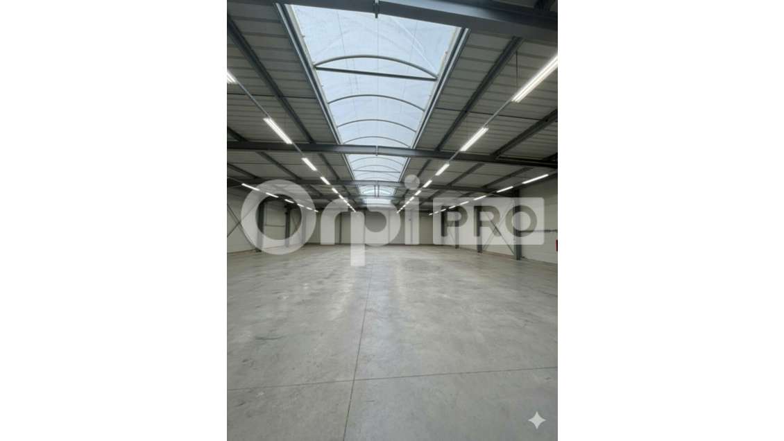 Bâtiment industriel de 880m² à vendre à Aytré