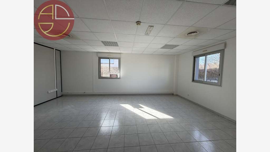 Vente local d'activité 862m² avec cour à Beaupuy