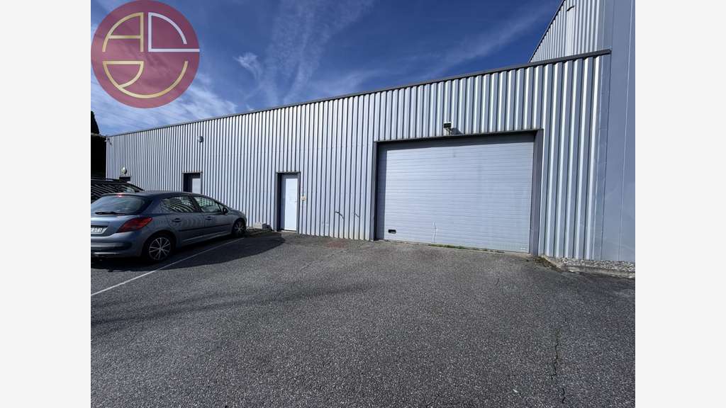 Vente local d'activité 862m² avec cour à Beaupuy