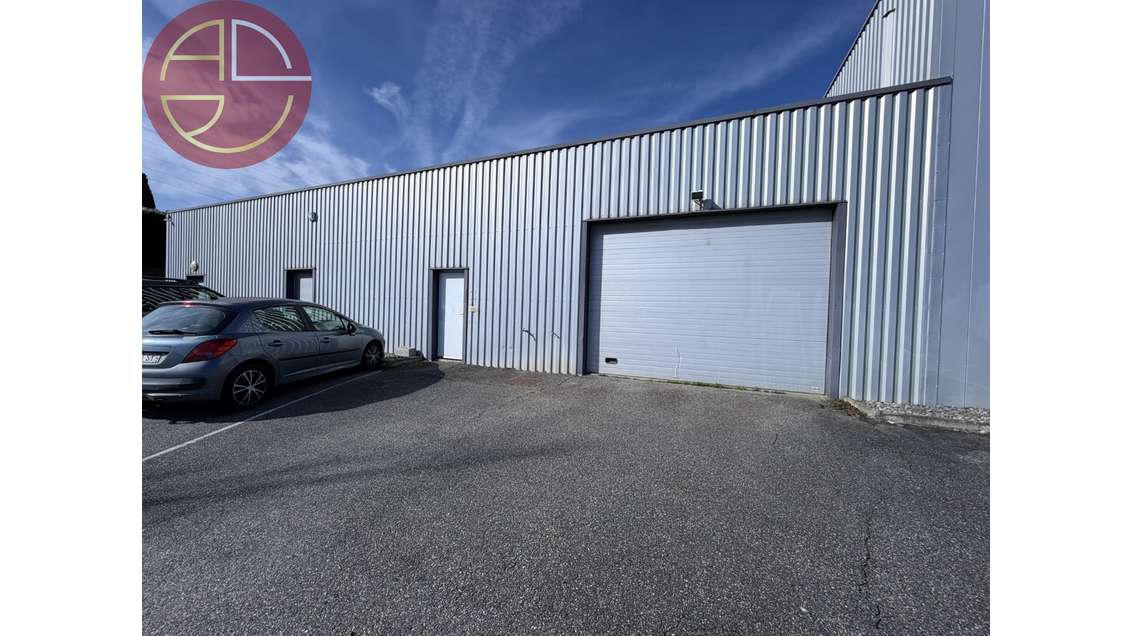Vente local d'activité 862m² avec cour à Beaupuy