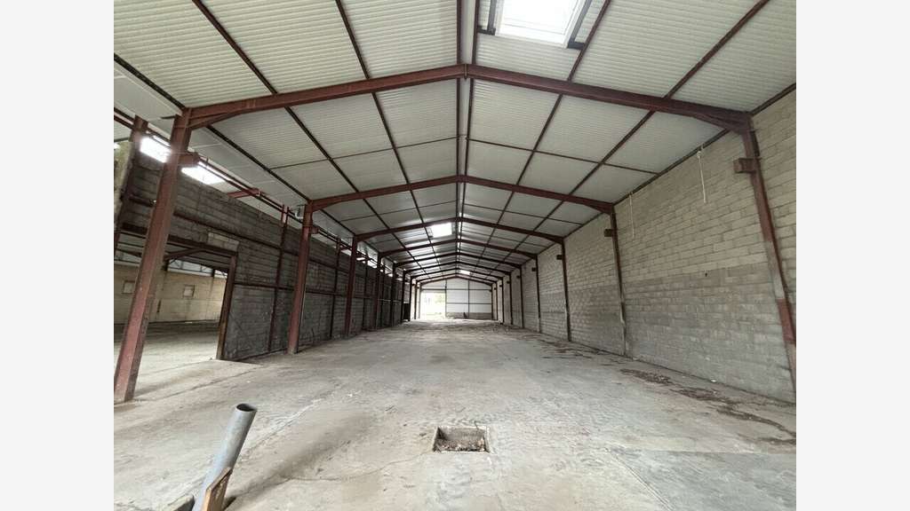 Local 1600m² à 3100m² à vendre à Belleville
