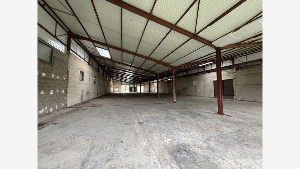 Local 1600m² à 3100m² à vendre à Belleville