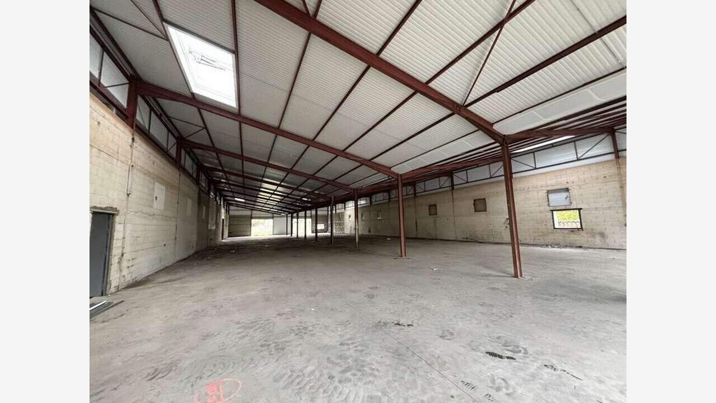 Local 1600m² à 3100m² à vendre à Belleville