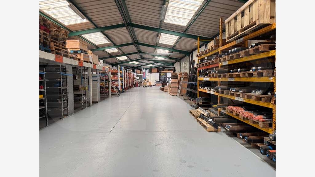 Local d'activité indépendant 1200m² à Bourgbarré