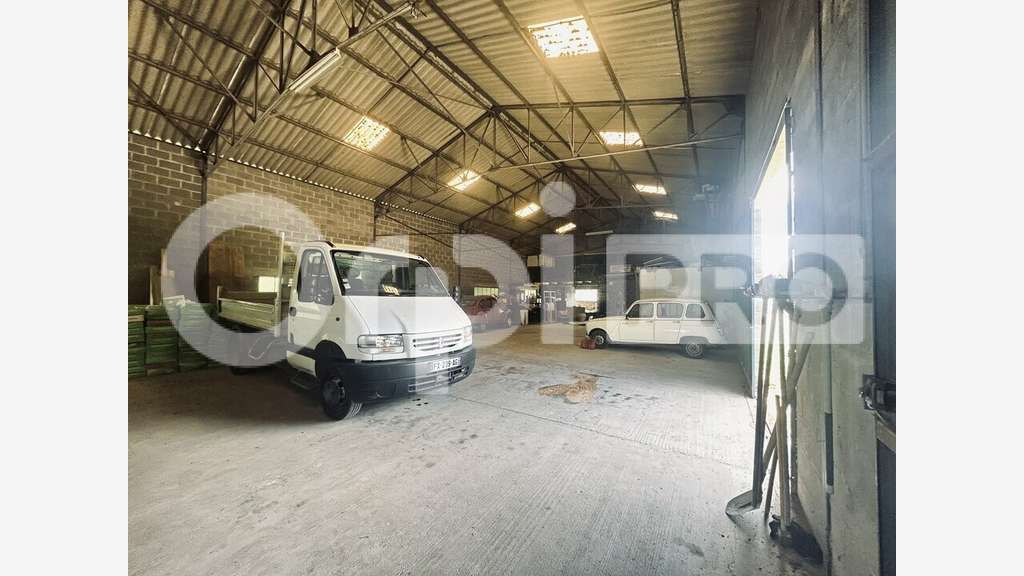 BOUSSAC-BOURG - ENTREPOT + TERRAIN CONSTRUCTIB à