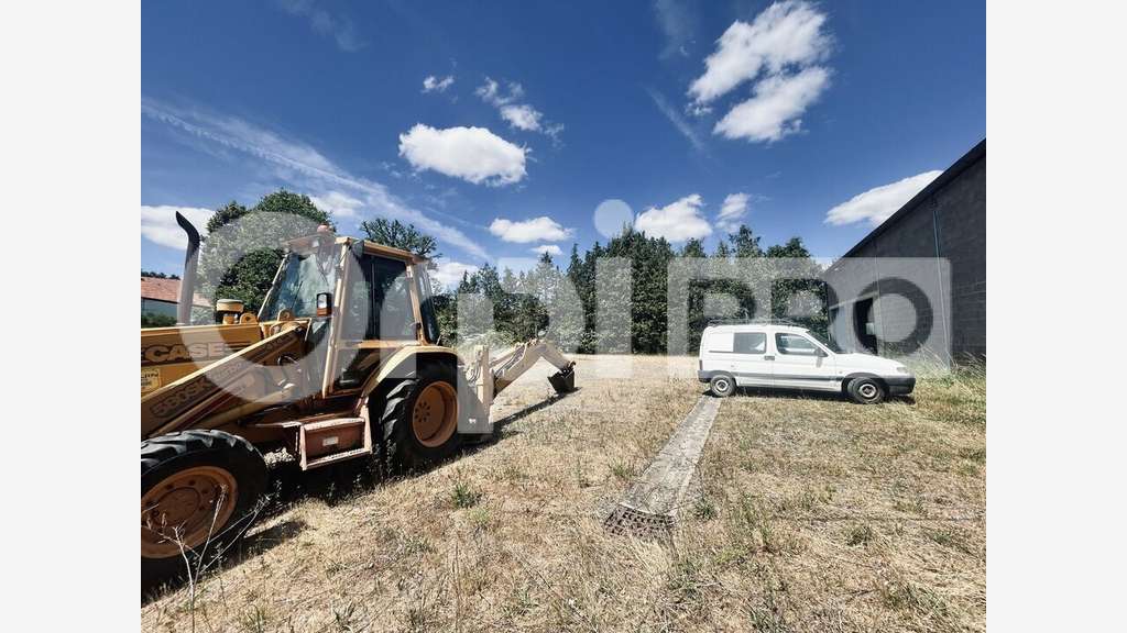 BOUSSAC-BOURG - ENTREPOT + TERRAIN CONSTRUCTIB à