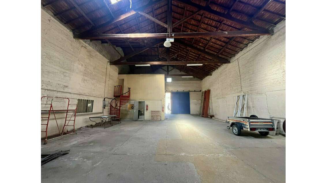 Local d'activité 400m² à vendre à Carpentras