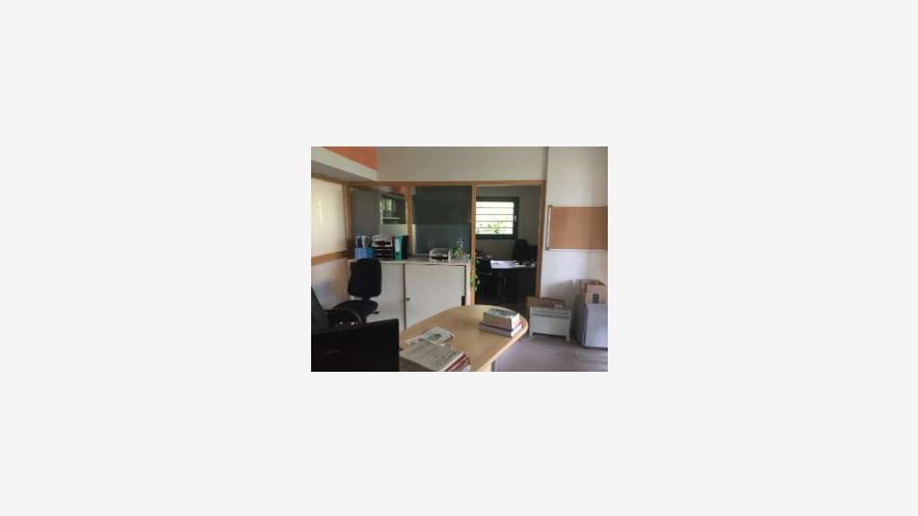 AV local 640m² avec bureau à Caumont-sur-Durance