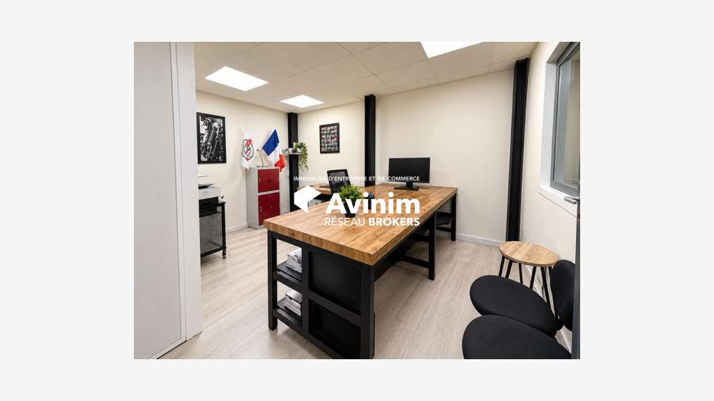 A VENDRE UN ENTREPÔT DE 351M2 À CHAMBLY