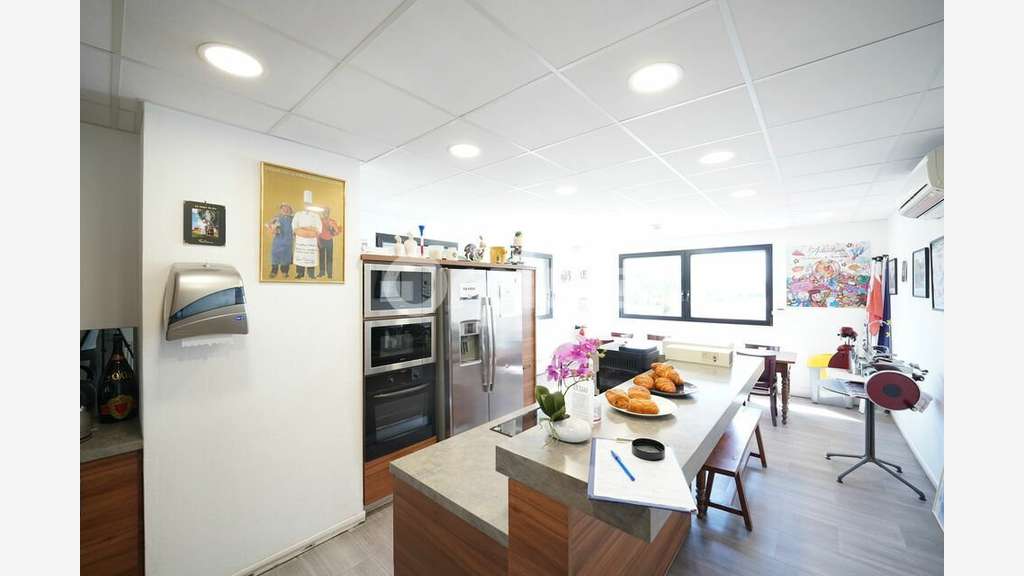 Local d'activité à vendre 2350m² à Chassieu