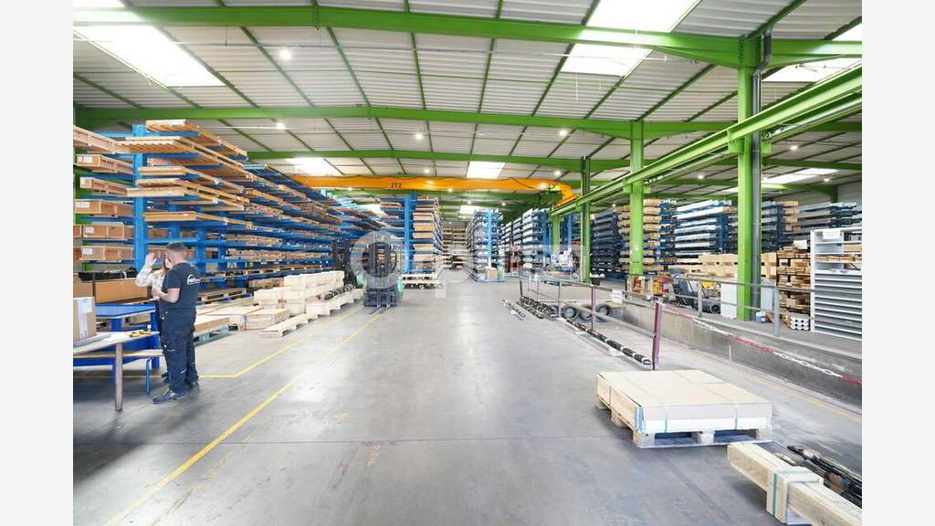 Local d'activité à vendre 2350m² à Chassieu