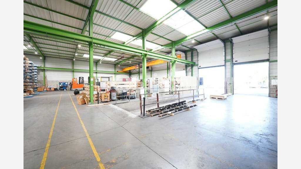 Local d'activité à vendre 2350m² à Chassieu
