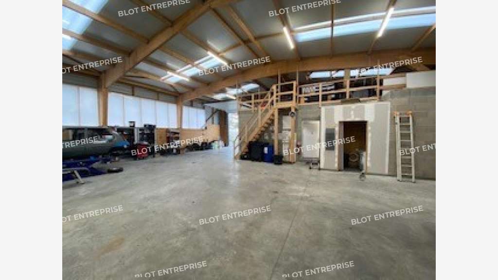 À VENDRE - LOCAL ACTIVITÉS - CHATEAUBOURG - 440 m²
