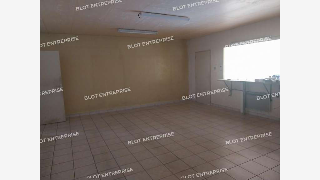 AV local d'activités 1673m² à Châteauneuf-du-Faou