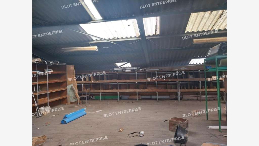 AV local d'activités 1673m² à Châteauneuf-du-Faou