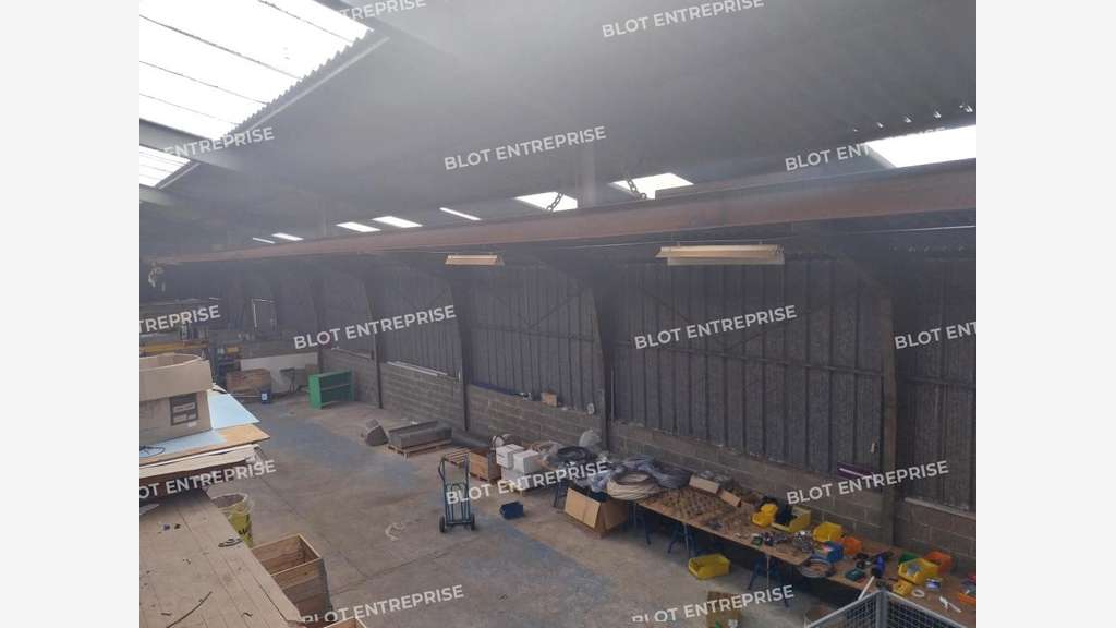AV local d'activités 1673m² à Châteauneuf-du-Faou