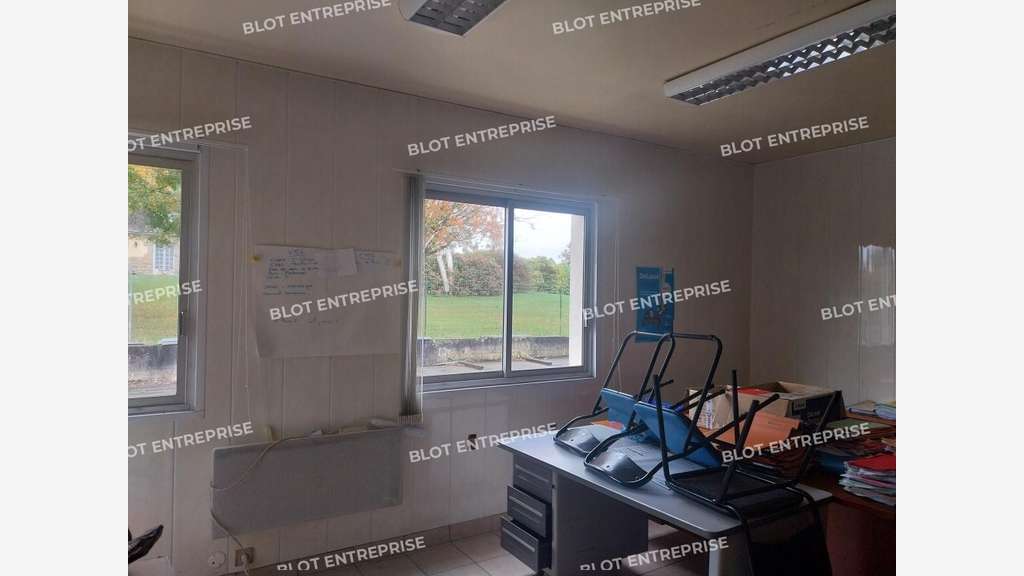 AV local d'activités 1673m² à Châteauneuf-du-Faou