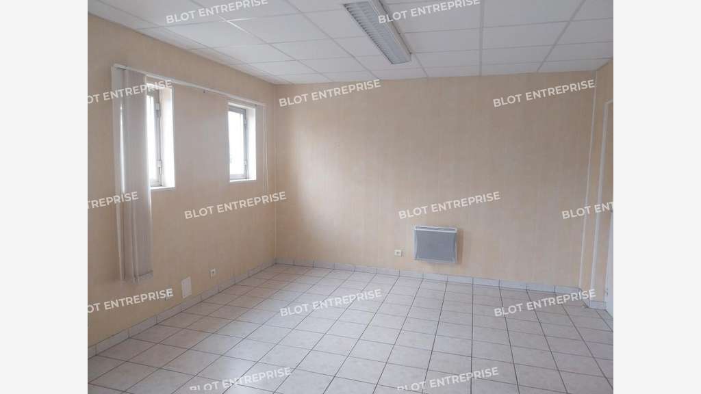 AV local d'activités 1673m² à Châteauneuf-du-Faou
