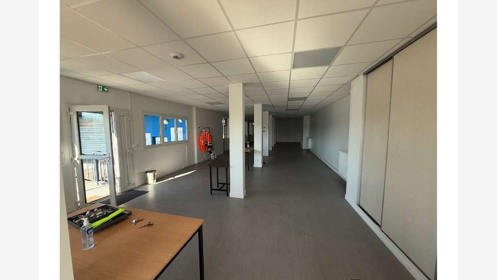À vendre entrepôt 2847m² sur 2ha à Châteauroux  