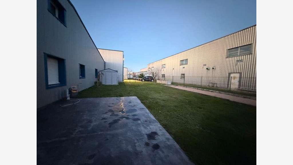 Vente bâtiment 317m² en ZI à Crémieu