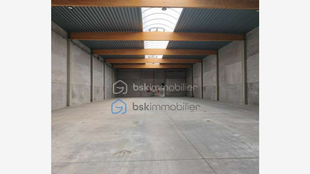 Vente entrepôt de 1000m² avec parking à Cysoing