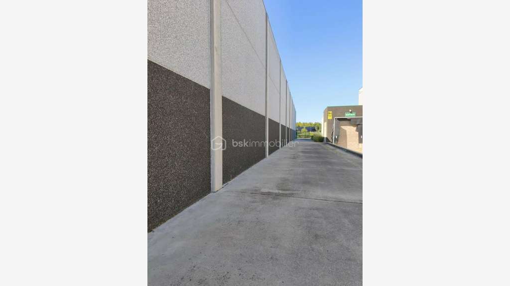 Vente entrepôt de 1000m² avec parking à Cysoing